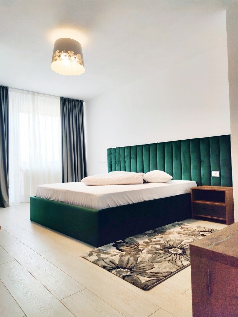 Cameră matrimonială cu tăblie verde